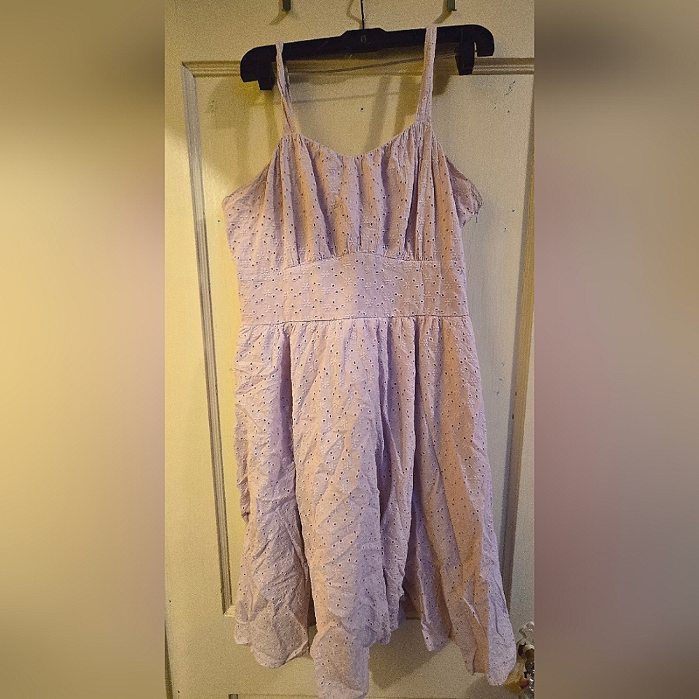 Purple knee-length sleeveless sundress with spaghetti straps for wedding guest